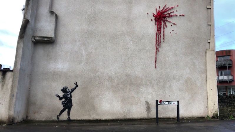 Banksy svému rodnému městu věnoval k Valentýnu dívku s prakem. Vandalové ji poničili